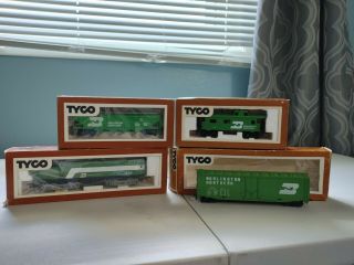 Tyco Ho Scale Burlington Northern Diesel Loco And 4 Cars All With Obs