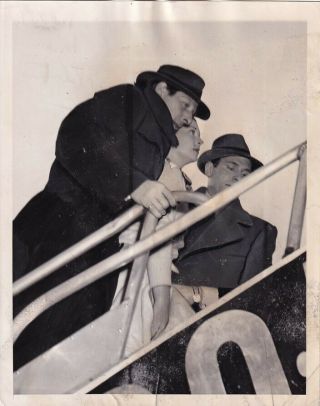 Danny Kaye Vivien Leigh Laurence Olivier Board Airplane Candid Vintage Photo