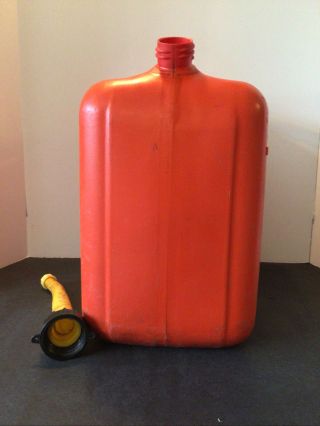 VINTAGE SPECTOR 6 GALLON PLASTIC VENTED GAS CAN 3