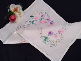 VINTAGE HAND EMBROIDERED TRAY CLOTH CENTRE PIECE TOPPER SWEET PEA & DAISIES 2