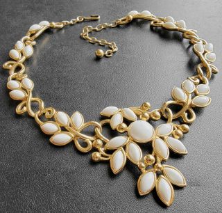 Signed Trifari Tm Vintage Retro Gold Tn White Cabochon Flower Leaf Necklace 302
