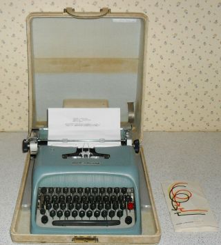 Vintage (1960s Era) Olivetti Spain Underwood Studio 44 Typewriter