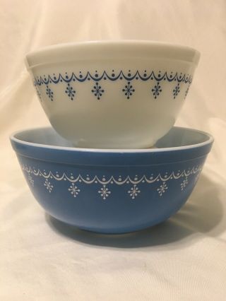 2 Vintage Pyrex Snowflake Blue Garland Mixing Bowls 402 & 403,  1.  5 Qt & 2.  5 Qt