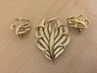 Vintage Crown Trifari Signed Gold Tone Brooch And Earrings Set