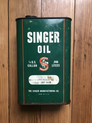 Vtg Singer Oil 1/4 U.  S.  Gallon.  946 Liter Old Sewing Machine Can/tin Contents