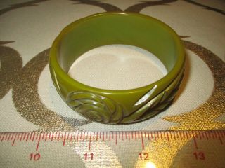 ESTATE Vintage Olive Green Carved Rose & Leaf Bakelite Bangle Bracelet 2