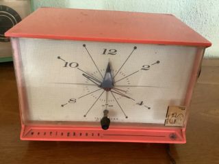 Vintage Mid Century Modern Coral Westinghouse Clock Radio H 67714 1950 