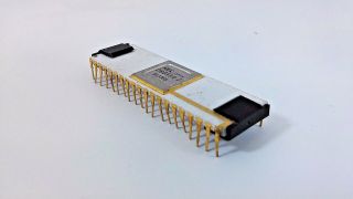 Nec D8085a - 2 8433h5 8 - Bit Microprocessor Chip White Ceramic Gold Plated Vintage