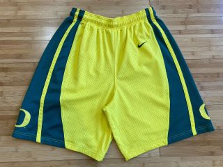 Vintage Men’s Nike Oregon Ducks Home Basketball Shorts / Medium / Yellow / 2005