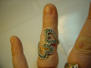 STUNNING VINTAGE SOLID SILVER UNUSUAL RING - 2 HEARTS SPARKLY MARCASITES - SIZE Q 3