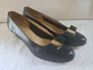 Vintage Salvatore Ferragamo Boutique Black Gold Bow Pumps Shoes Size 8.  5 B