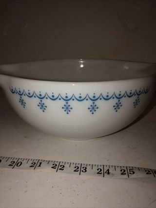 Vintage Pyrex Snowflake Blue Garland Cinderella Nesting Bowl White 443 2 - 1/2 Qt.