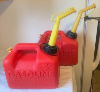Vtg Chilton [ 2 ] 1 Gallon 6 Oz.  Gas Cans Rear Vented Red Poly Models P10