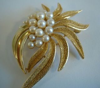 Vintage Crown Trifari Faux Pearl And Gold Tone Flower / Leaf Brooch Signed