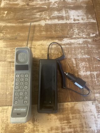 Vintage Motorola / Model S2292a Brick Cellular Phone.  Signature 8000/9000 Series
