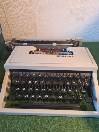 Olivetti Dora Vintage Portable Typewriter With Carry Case - V14