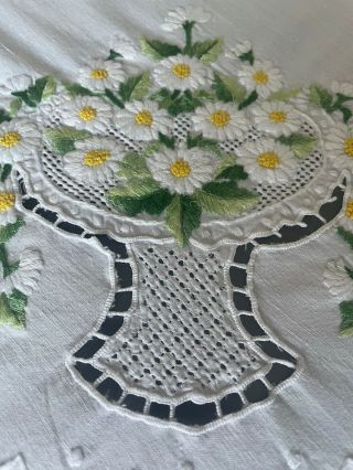 Stuning Vintage Hand Embroidered Large Round Daisy Scalloped Table Cloth