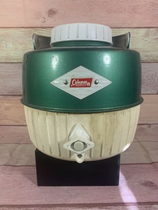 Vintage Coleman 1 Gallon Jug Green Metal Picnic Camp Water Cooler W/ Cup -