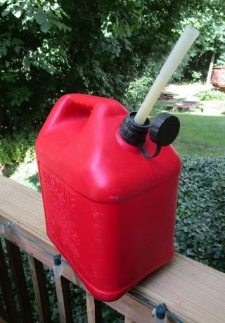 VINTAGE BLITZ 5 GALLON RED PLASTIC VENTED GAS CAN model 11833 made in USA 2