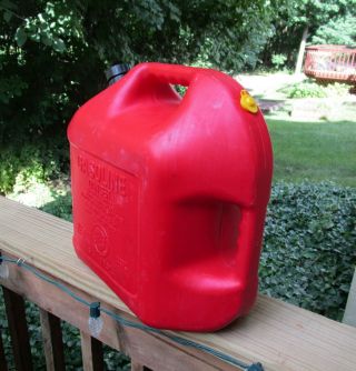 VINTAGE BLITZ 5 GALLON RED PLASTIC VENTED GAS CAN model 11833 made in USA 3