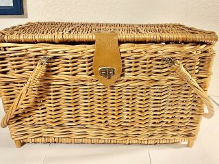 Vintage Wicker Picnic Basket With Leather Clasp Handles 16” X 11” X 9.  5”