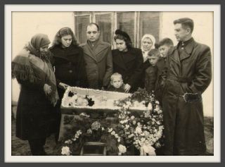 1940s Post Mortem Funeral Of Little Girl Baby Parents Child Soviet Vintage Photo