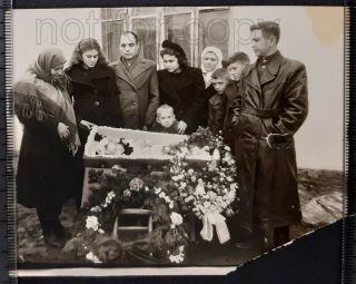 1940s Post mortem Funeral of little girl baby Parents Child Soviet vintage photo 2